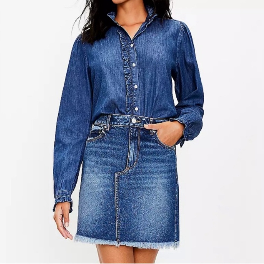 Loft frayed hem denim skirt Sz 0 Jean Skirt 🌞🌞❤️ mini